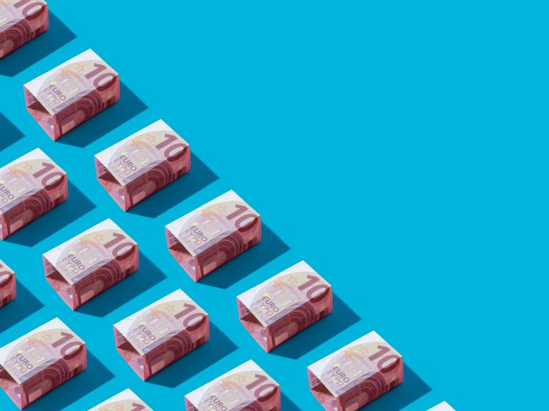 10-Euro-Scheine auf blauen Hintergrund.