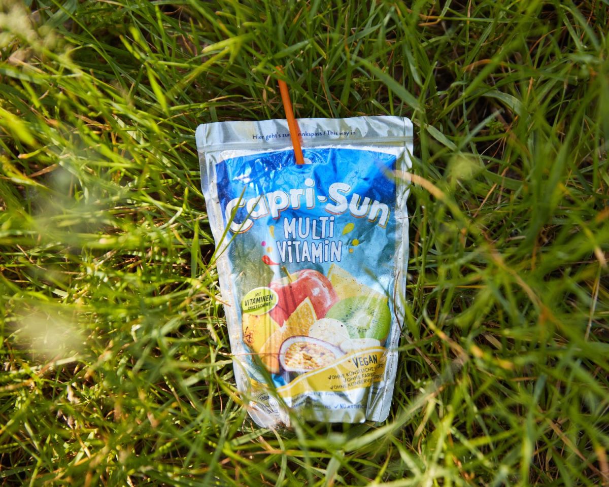 Capri Sonne im Gras