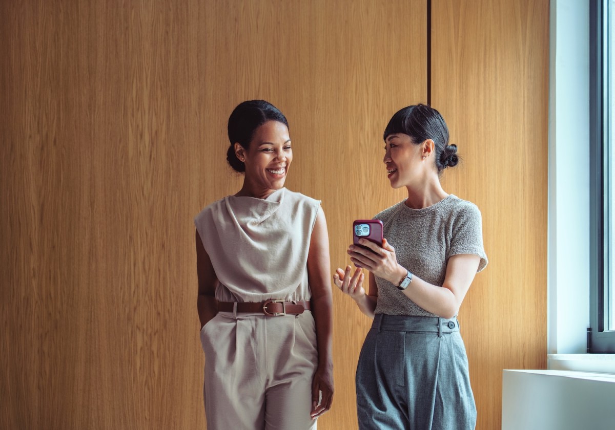 Zwei Frauen unterhalten sich im Büro.
