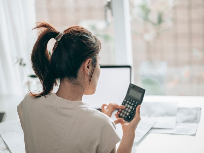 Eine Frau sitzt an ihrer Steuererklärung.