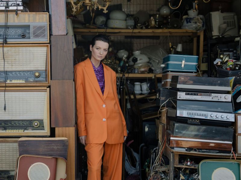 Frau steht auf einem Flohmarkt