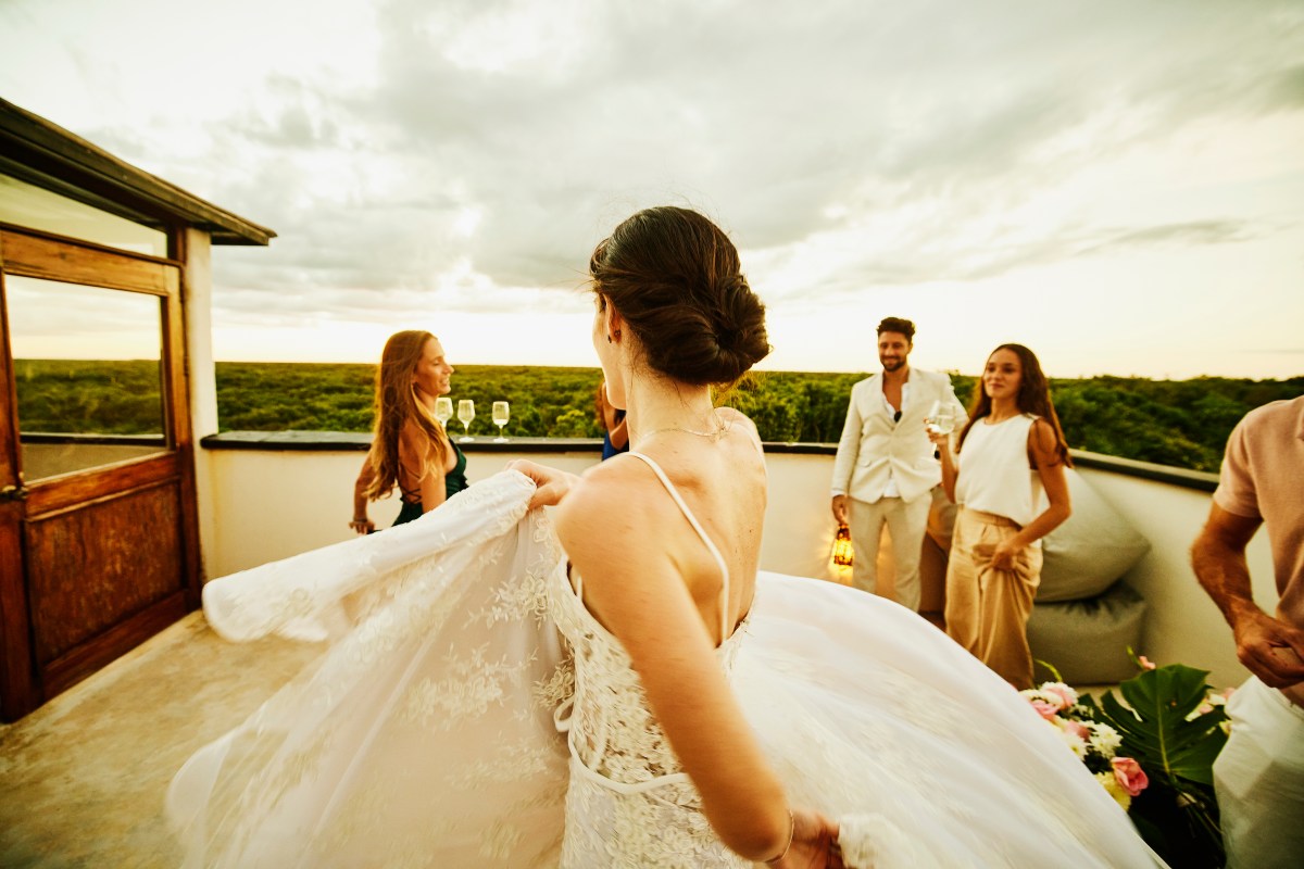 Frau trägt Brautkleid