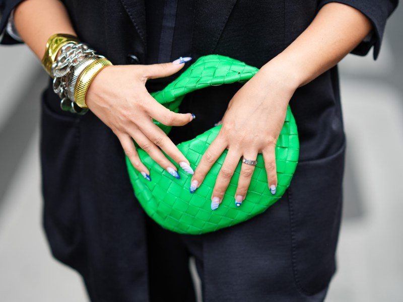 Frau trägt Mixed Metals