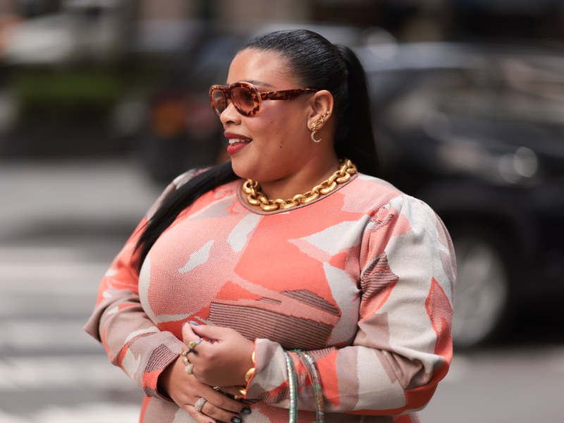 Frau trägt Catrice Lip Balm