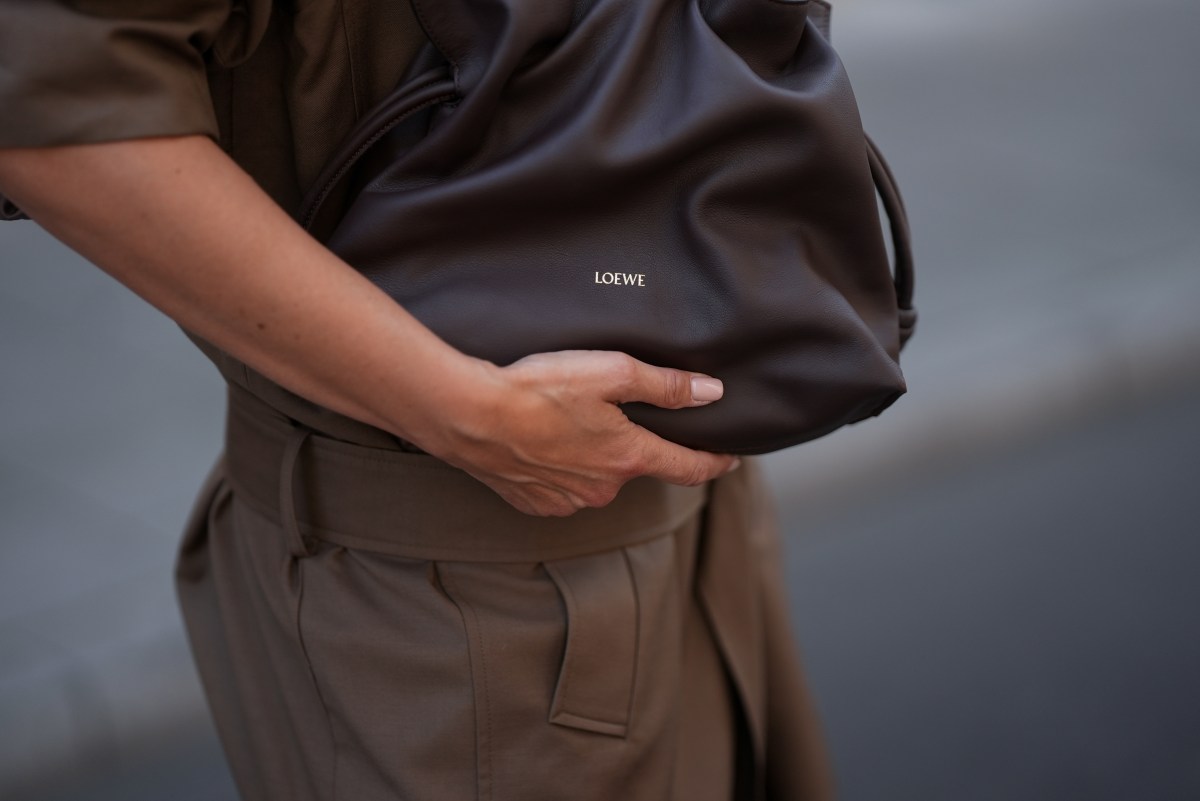 Frau trägt Loewe Tasche