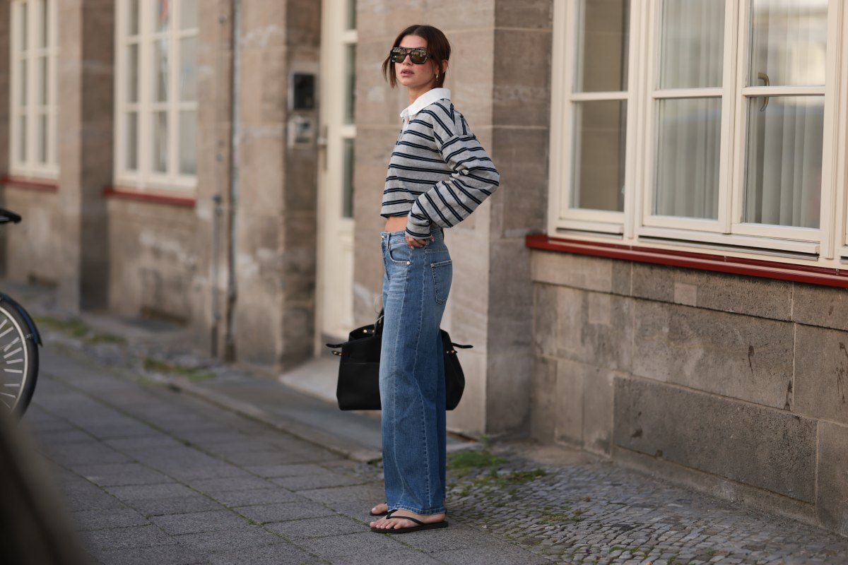 Frau trägt gerade geschnittene Jeans