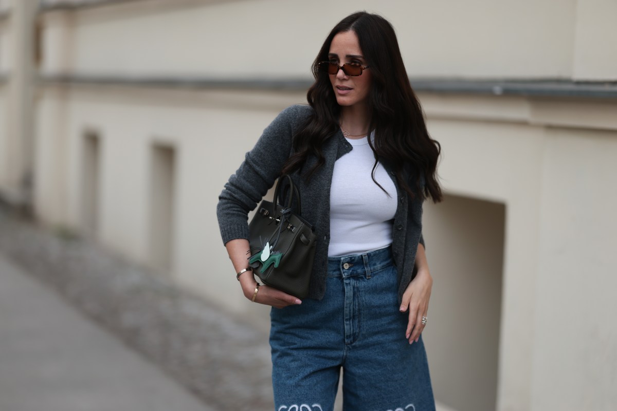 Frau trägt Jeans Shorts