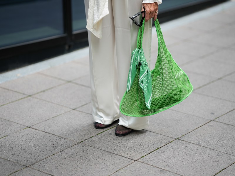 Frau trägt transparente Handtasche