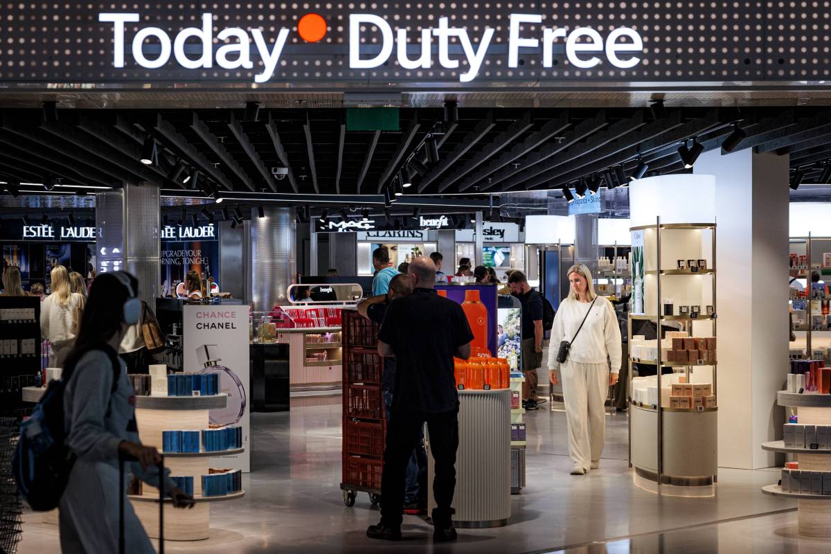 Immer Probleme mit dem Handgepäck? Dann probiere doch mal den Duty Free Tüten-Trick, um mehr Gepäck mit ins Flugzeug zu bekommen.