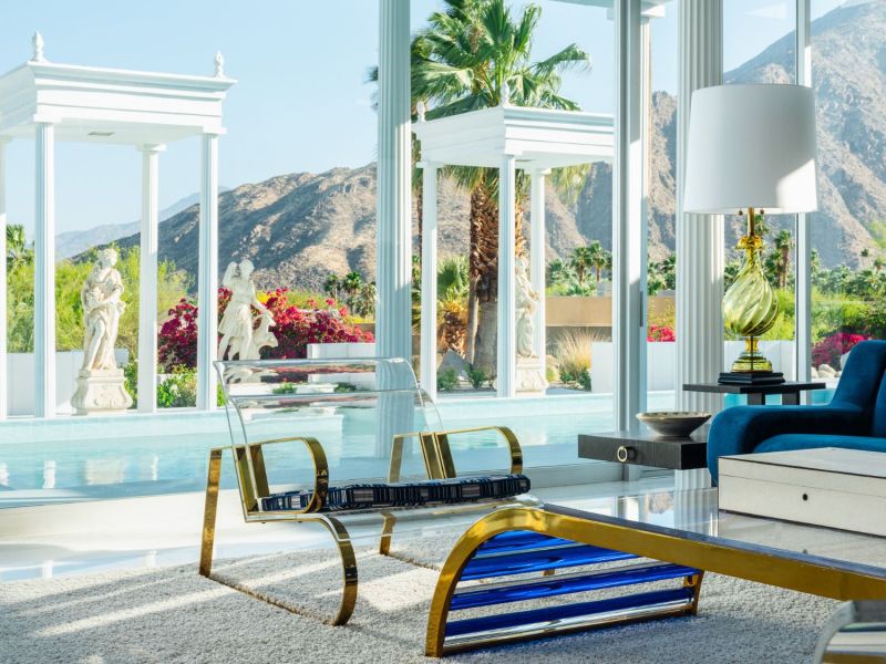 Blaues Interior am Pool