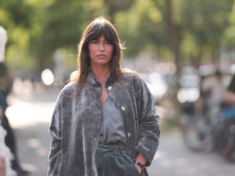 Frau mit Curtain Bangs