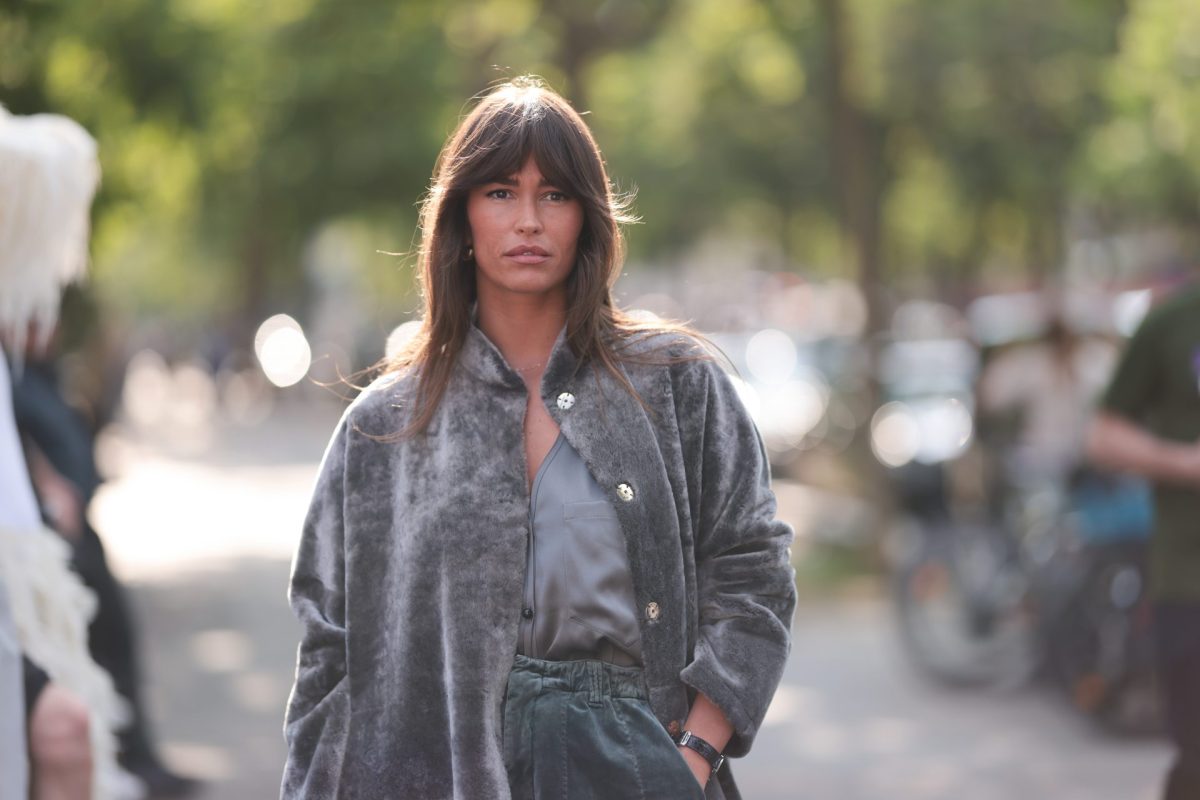 Frau mit Curtain Bangs