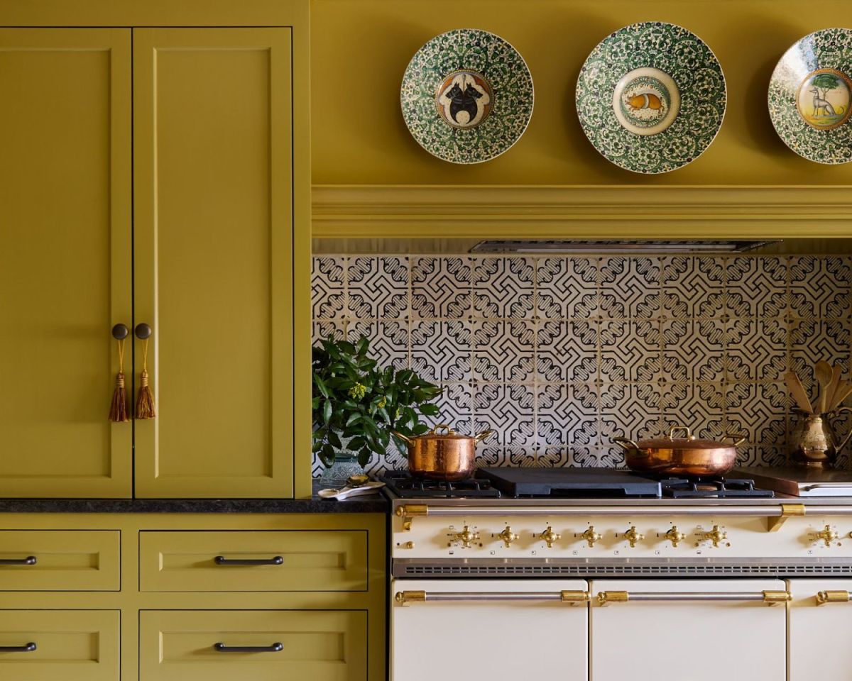 Küche in einem Olivenöl-Grün