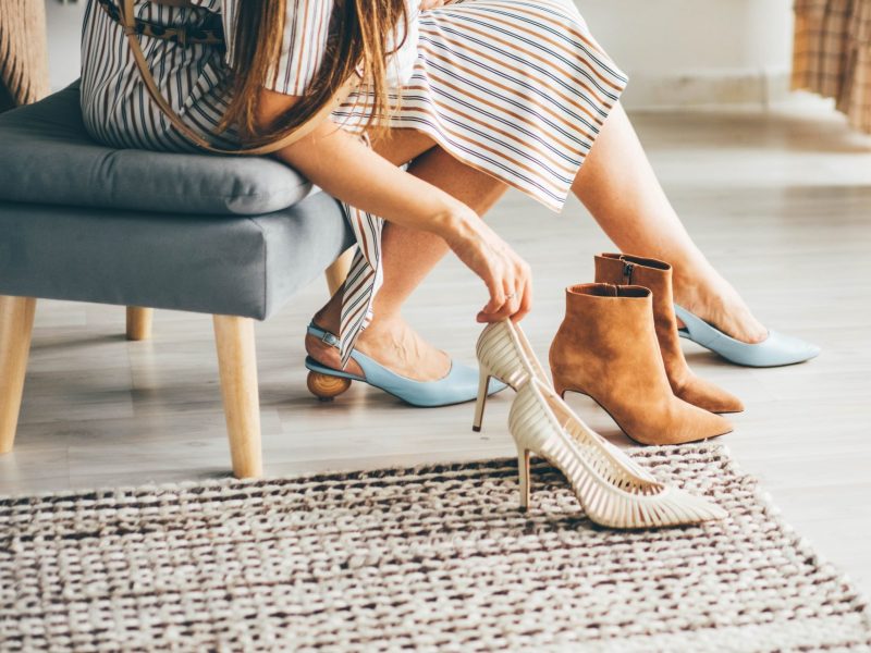 Frau probiert Schuhe an