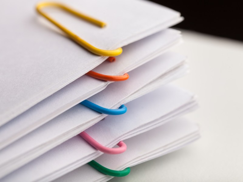 Eine Stempel mit Unterlagen.