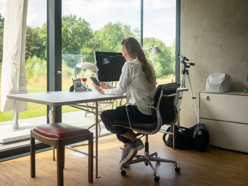 Frau arbeitet zu Hause in ihrem Büro.