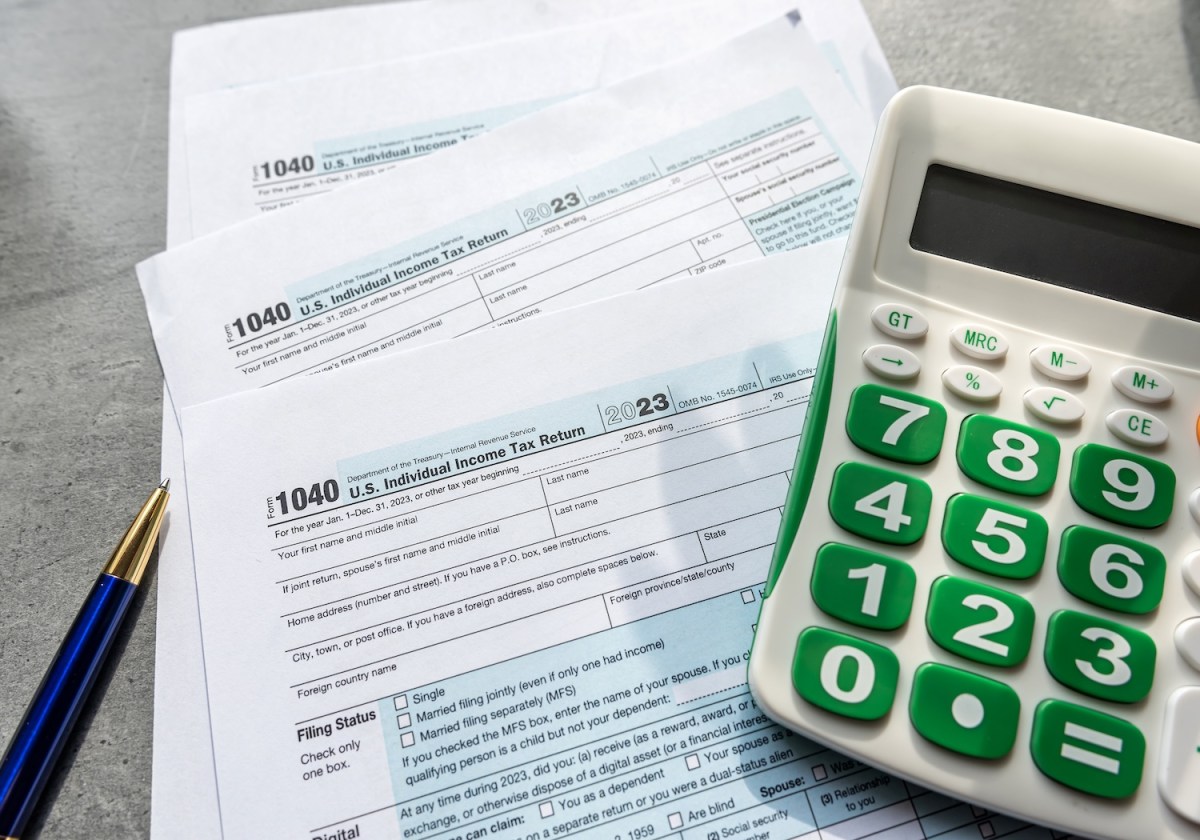 Leere Einkommensteuererklärung und ein Taschenrechner.