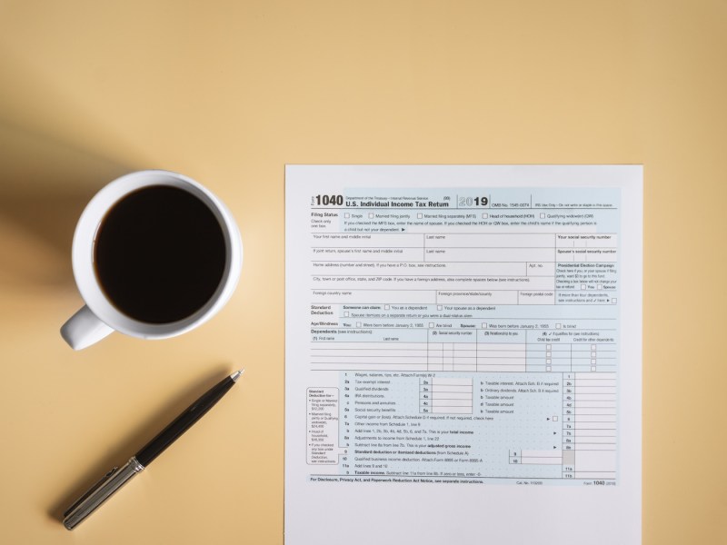 Steuerformular auf dem Schreibtisch.