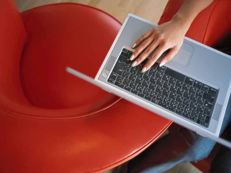 Eine Frau tippt auf dem Laptop.