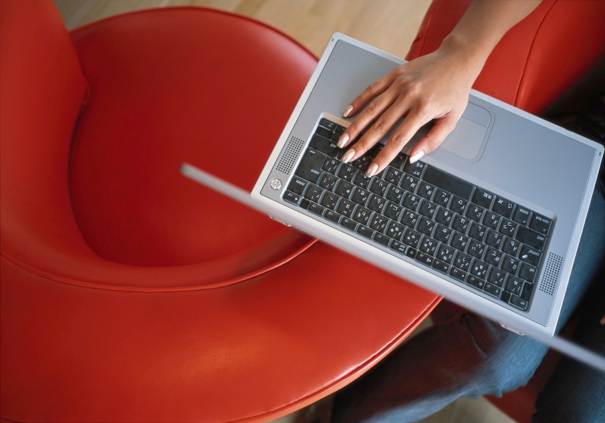 Eine Frau tippt auf dem Laptop.