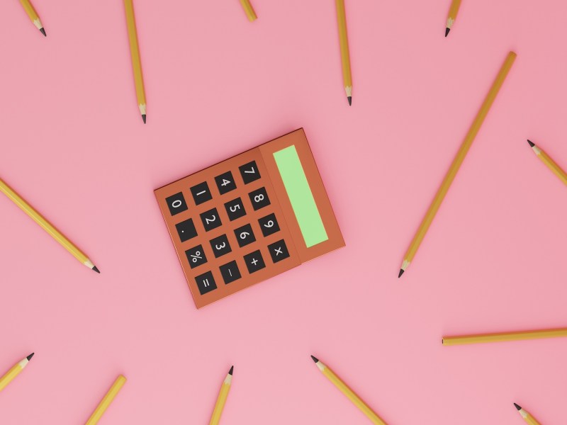 Buchhalterisches und mathematisches Konzeptbild eines roten Taschenrechners mit einem leeren Display.