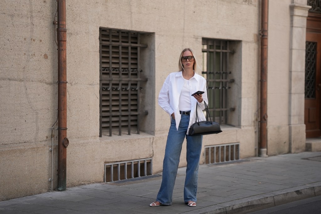 Frau mit Straight Leg Jeans