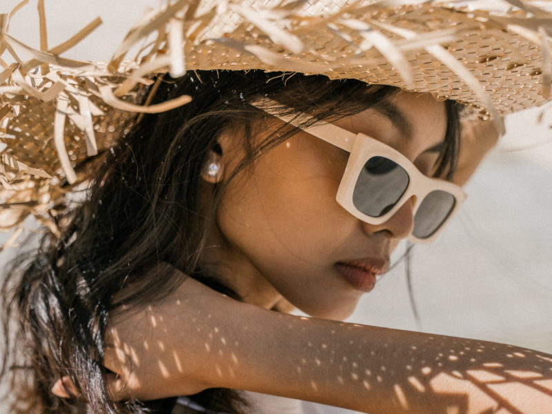 Frau mit Sonnenbrille