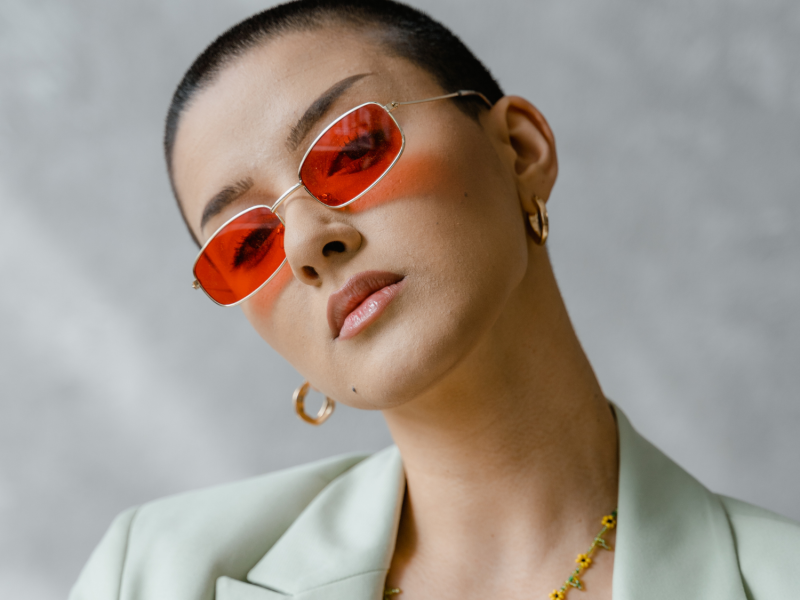 Frau mit Sonnenbrille