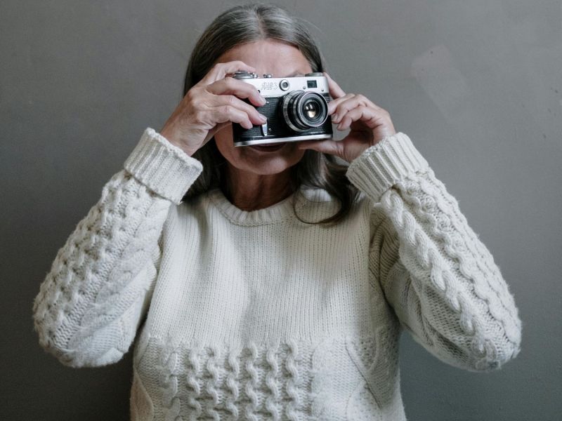 Oma mit alter Kamera