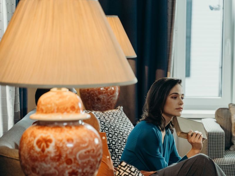 Frau mit Retro-Lampen