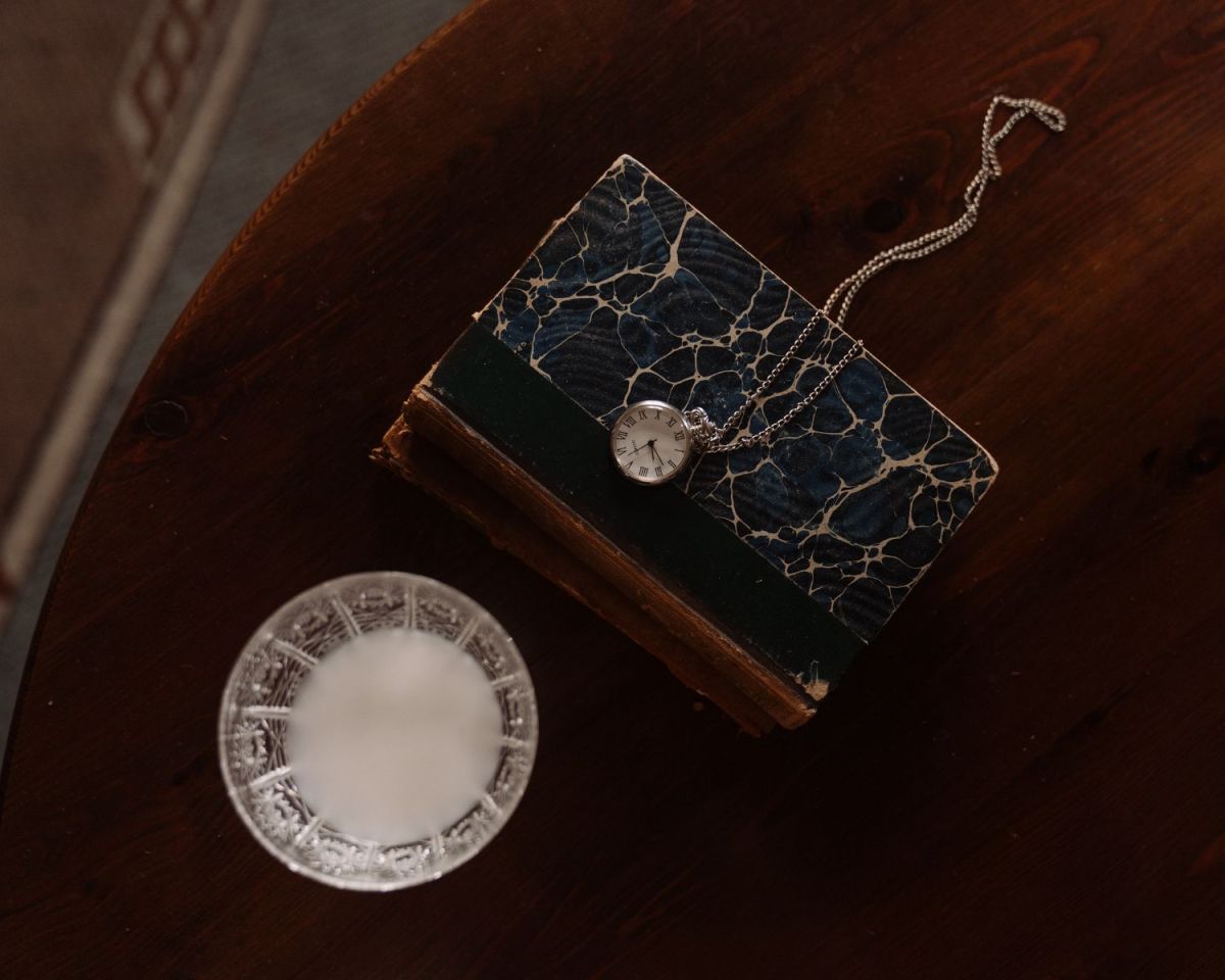 alte Uhr auf einem Buch