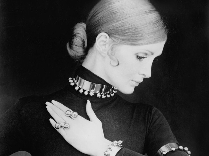 Frau trägt alten Schmuck