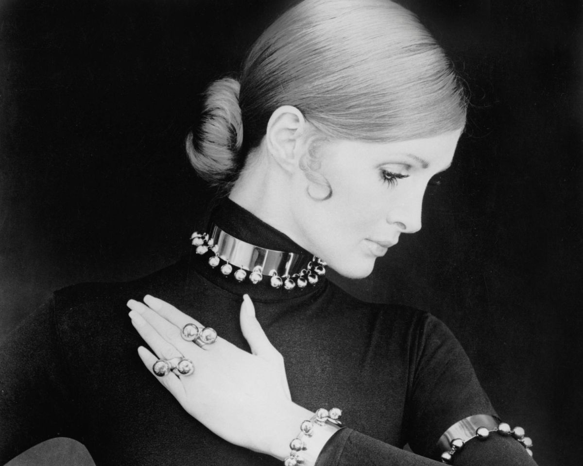 Frau trägt alten Schmuck