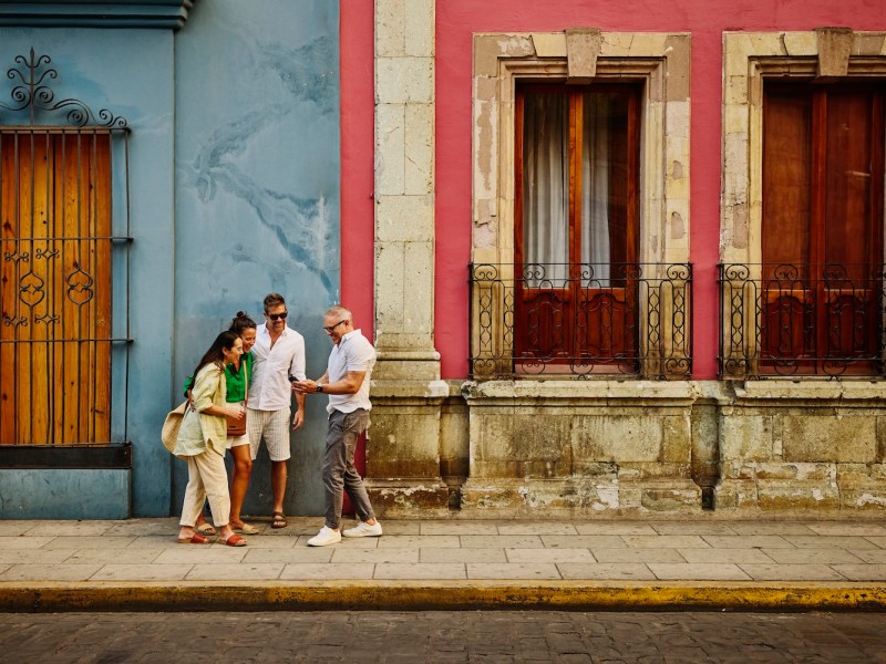 Eine Gruppe hat Spaß.