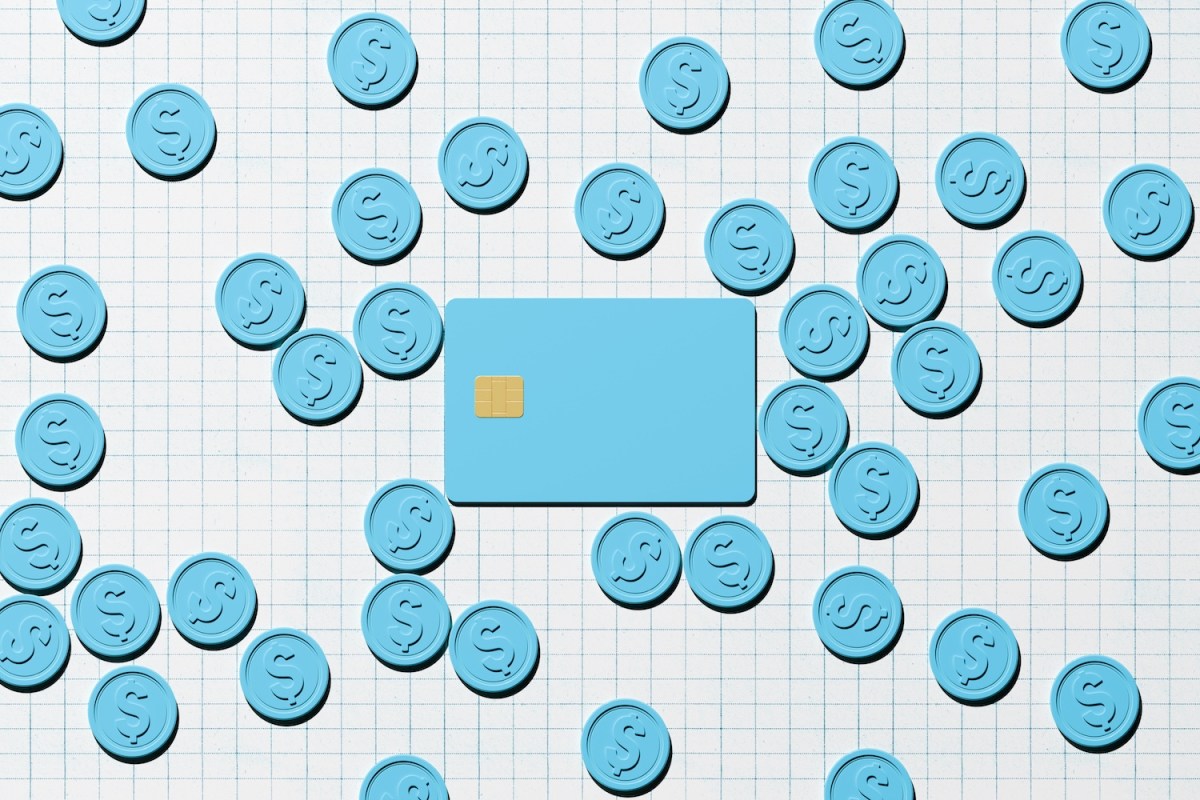 Digital generiertes Bild einer pastellblauen Kreditkarte mit Chip auf weißem Papierhintergrund mit Gittermuster, umgeben von verstreuten blauen Münzen.