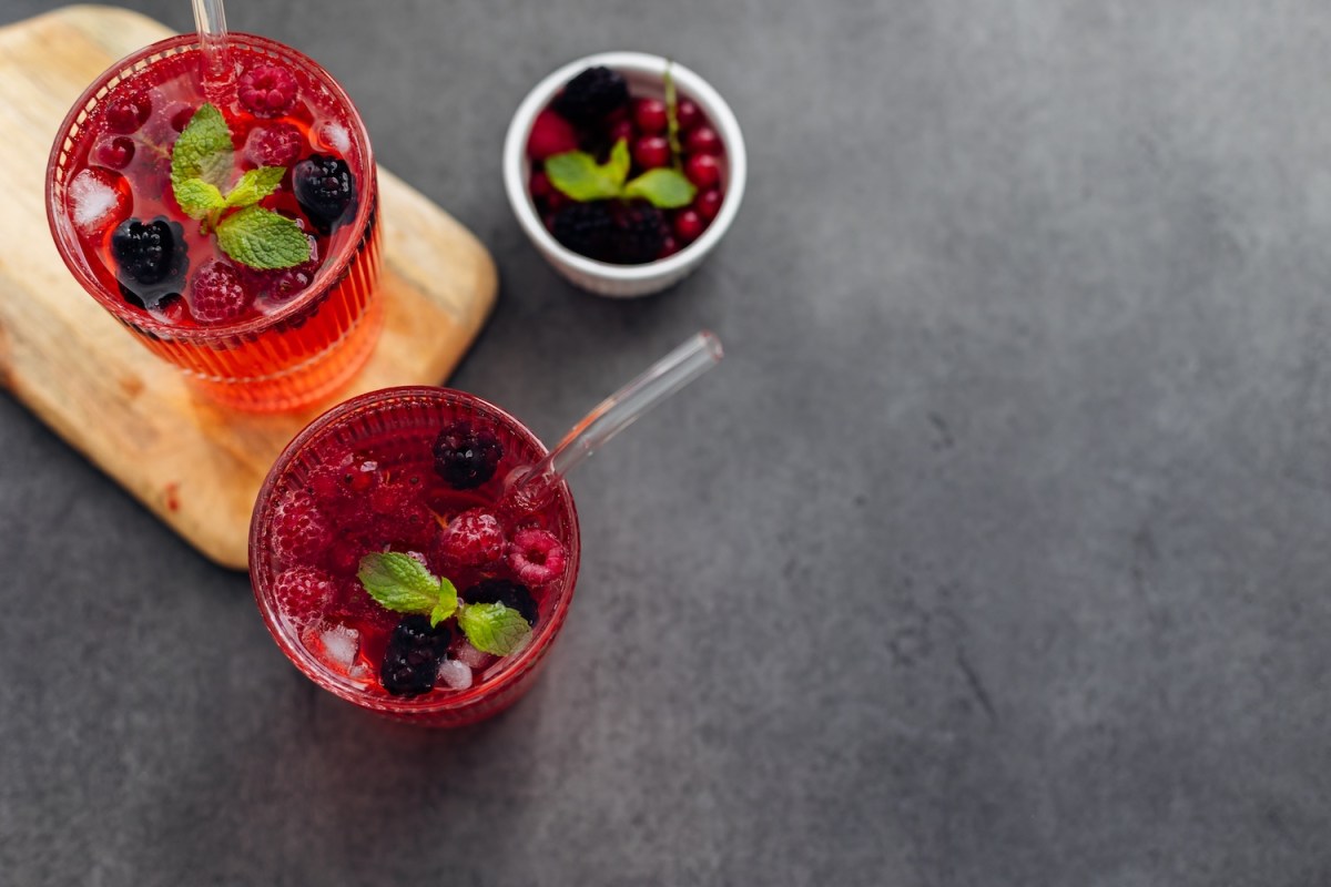 Zwei Gläser Berry-Sangria-Smash.