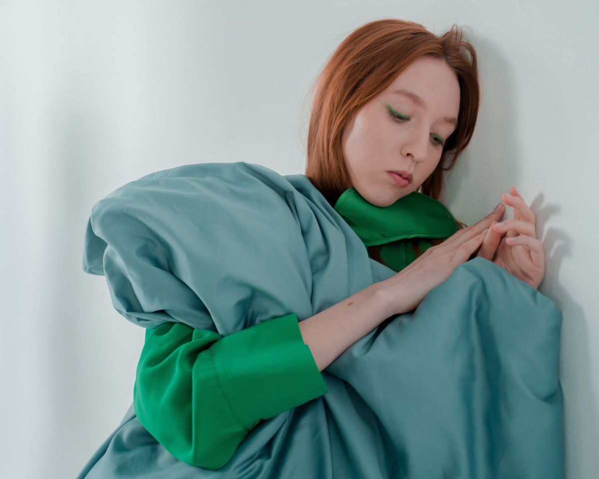 Frau mit blauer Decke