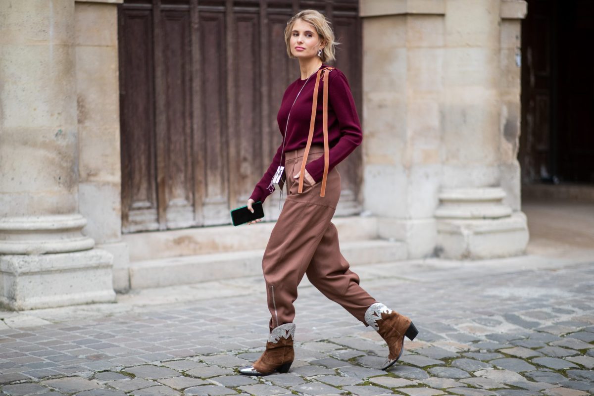 Frau mit Stiefeln im Herbst