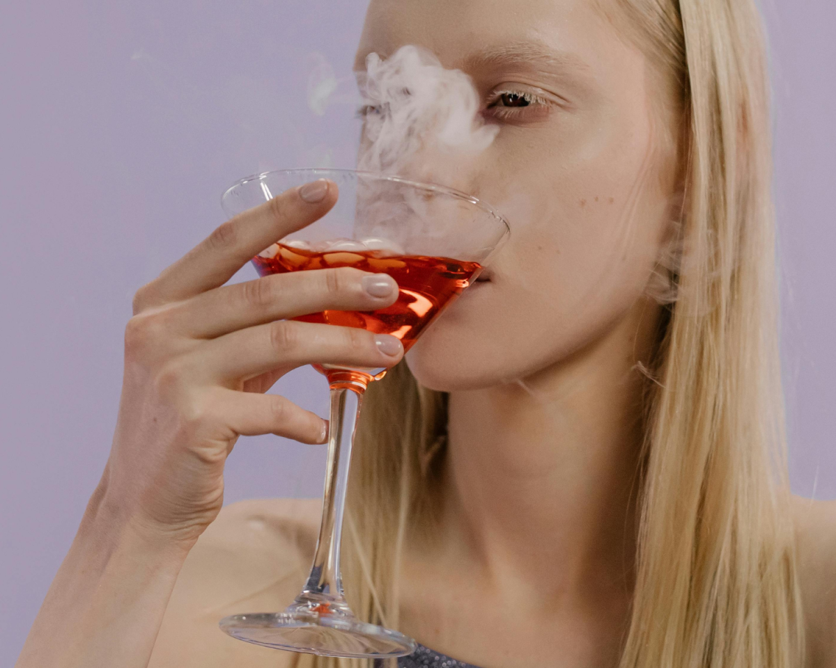 Frau trinkt Cocktail