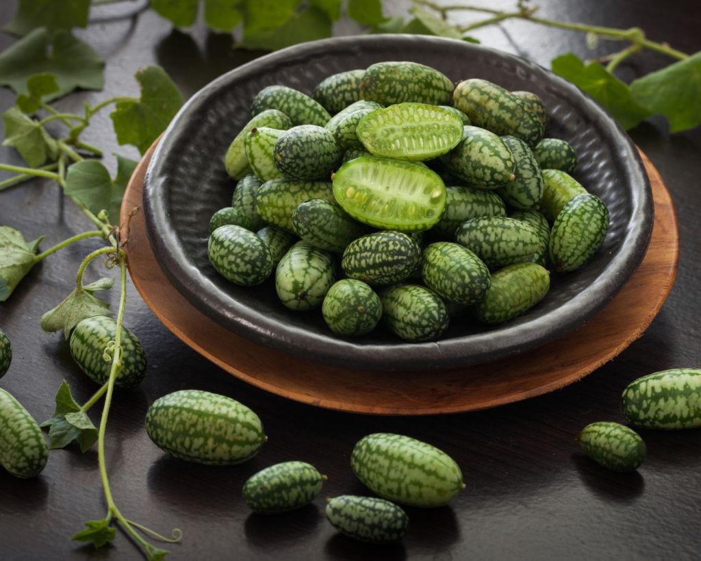 Cucamelons auf einem Teller.