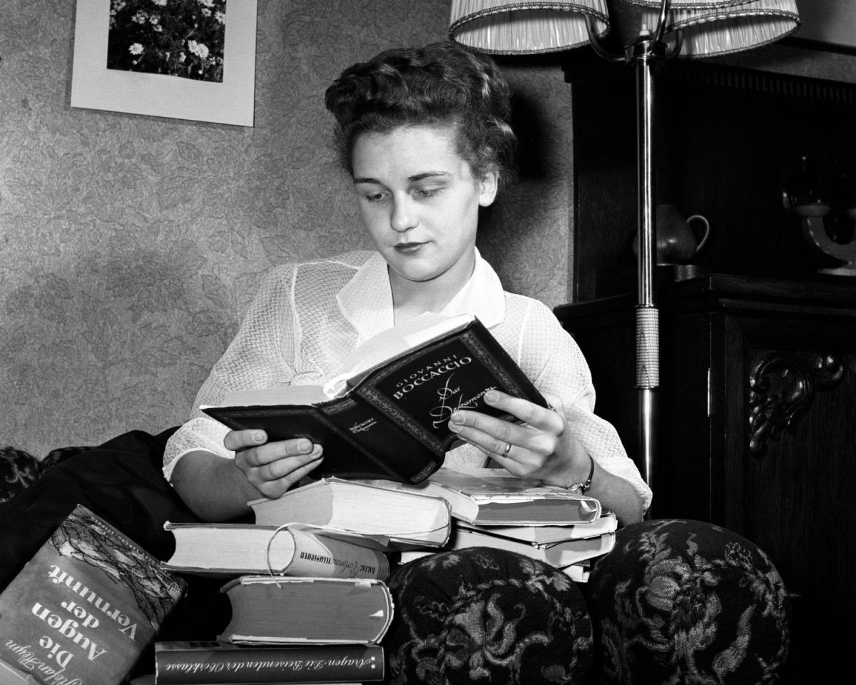 Frau liest ein DDR-Buch