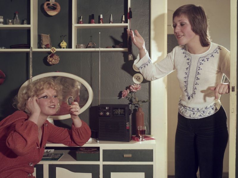 Frauen in DDR-Einrichtung