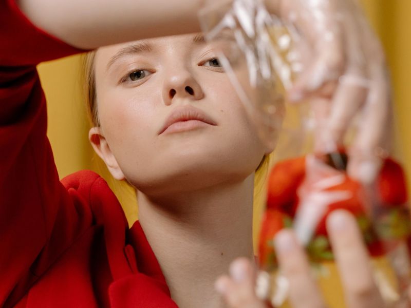 Frau nimmt Erdbeeren aus einem Plastikbeutel