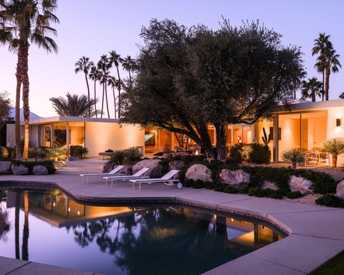 Gartenliege unter einem Baum