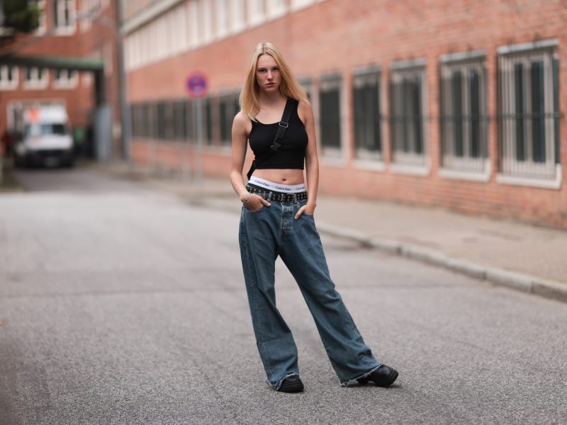 Junge Frau mit Baggy