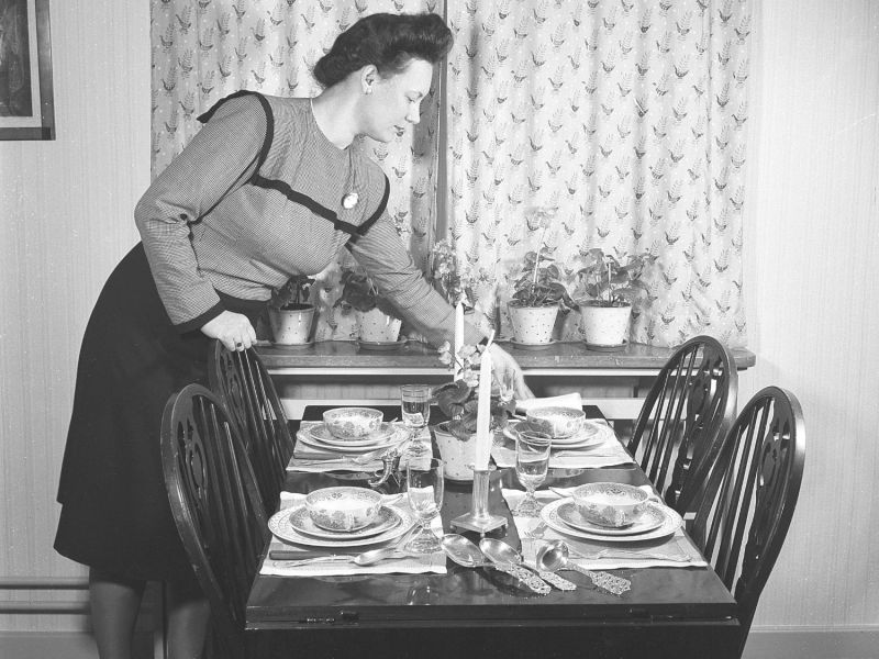 Frau richtet Geschirr