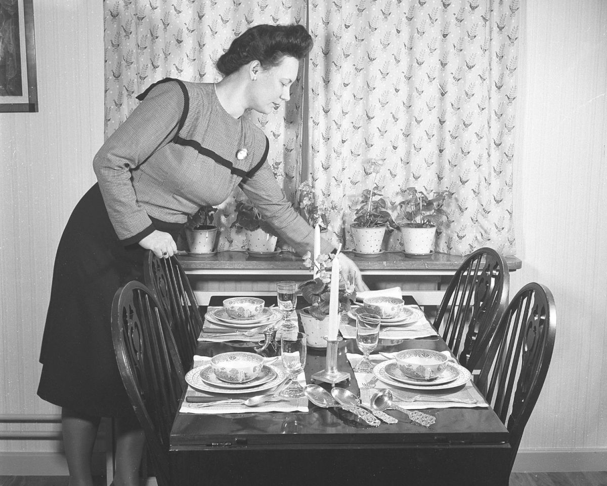 Frau richtet Geschirr