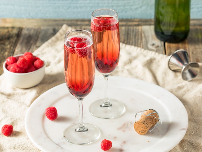 Omas Lieblingsgetränk für heiße Tage, so mixt du ihn wie ein Profi und diese Geschichte steckt hinter dem Kir Royal.