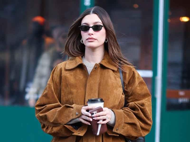 Hailey Bieber im Streetstyle