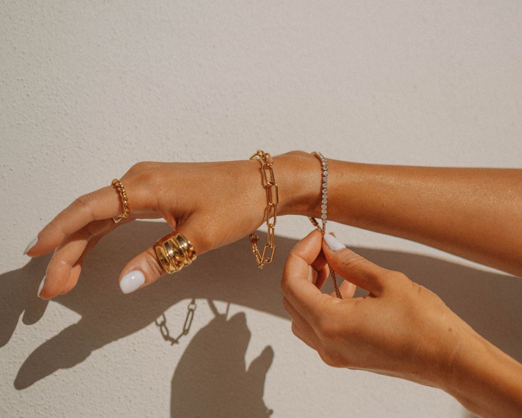 Goldener Schmuck an einem Arm.